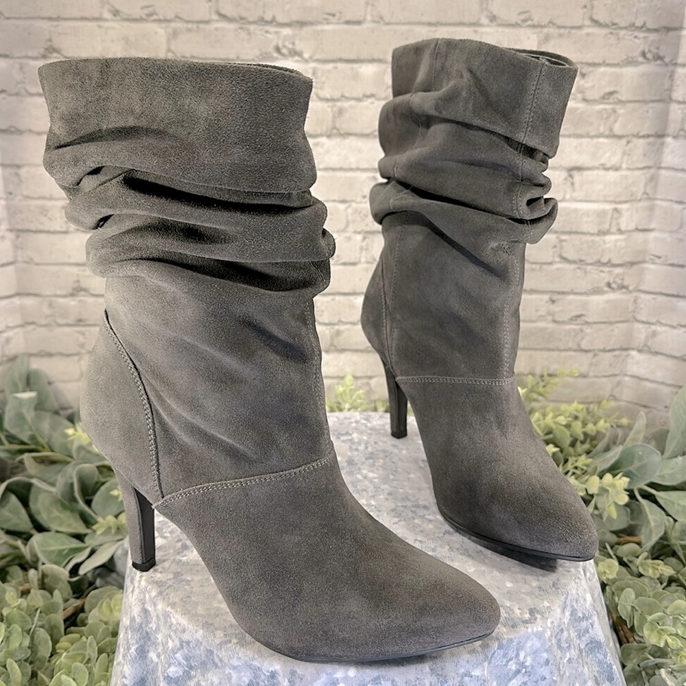 Kelly & Katie “Alesa” Gray Suede Pointed Toe Slouch Dress Boots WMS 9.5M🩶VGUC